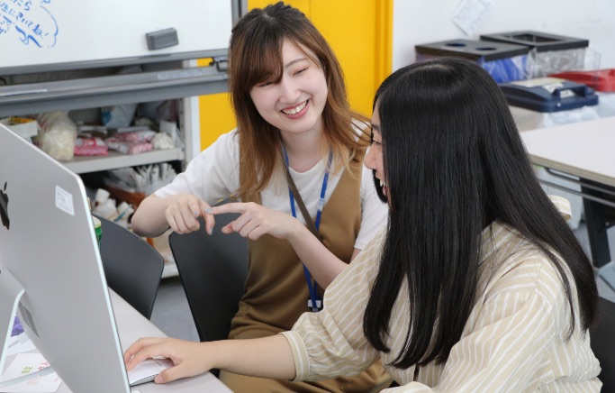 パソコンを教えている女性教官